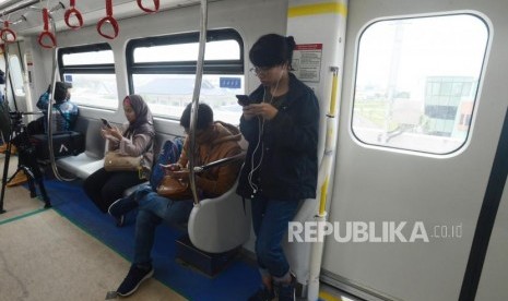 Sejumlah awak media saat menaiki Light Rail Transit (LRT) di Jakarta, Senin (25/2).