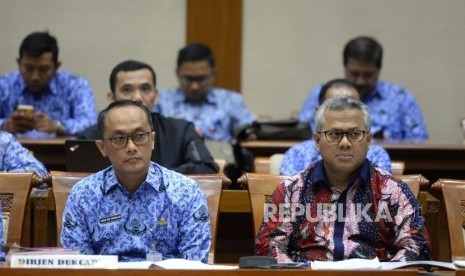 Pembahasan DPT dan DPS Pemilu. Ketua KPU Arief Budiman (kanan) bersama  Dirjen Dukcapil Kemendagri Zudan Arif Fakrulloh menghadiri rapat dengar pendapat bersama Komisi II DPR RI di Komplek Parlemen Senayan, Jakarta, Senin (21/5).