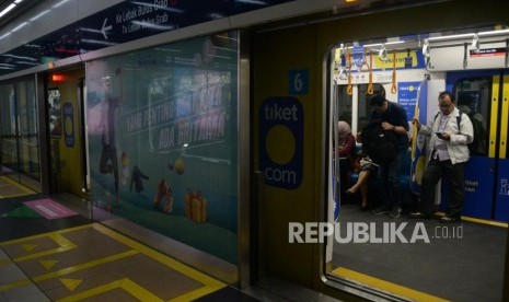 Warga menaiki kereta MRT di Stasiun MRT Bundaran HI, Jakarta.