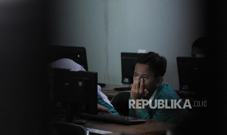 Sejumlah pelajar saat mengikuti Ujian Nasional Berbasis Komputer (UNBK) di Madrasah Tsanawiyah (MTs) Fatahillah, Jakarta, Senin (23/4).