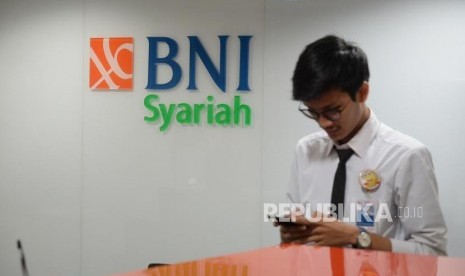 Petugas melayani transaksi nasabah di kantor layanan BNI Syariah, Jakarta (ilustrasi). BNI Syariah menyambut baik program Kurban Dompet Dhuafa (DD) pada tahun yang menggandengnya sebagai bank partner layanan transaksi perbankan menggunakan virtual account.