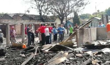  Tim Inafis Polres Sragen saat melakukan identifikasi dan olah TKP di kios Pasar Nglangon, Sragen yang ludes terbakar, Selasa (1/10/2019). Foto/Wardoyo