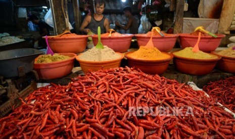 Cabai Merah Sumbang Inflasi Oktober. Cabai merah dijajakan oleh pedagang di Pasar Senen, Rabu (1/11).