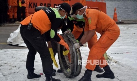 Petugas SAR gabungan mengevakuasi puing pesawat Lion Air JT 610 saat tiba Posko Terpadu Pelabuhan Tanjung Priok, Jakarta, Sabtu (3/11).