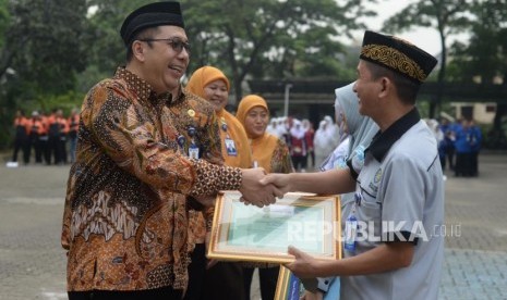 Direktur Rumah Sakit Islam Pondok Kopi, Slamet Budiarto (kiri)