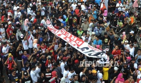 Participants of #2019GantiPresiden movement hold a banner at Hotel Indonesia Roundabout during Car Free Day, Jakarta, Sunday (April 29).