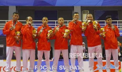 Tambahan Perak dari Sepak Takraw. Tim Sepak Takraw Indonesia mengikuti upcara pengalungan medali cabang Sepak Takraw nomor Regu Putra Asian Games 2018 di Komplek Olahraga Jakabaring, Palembang, Selasa (28/8).