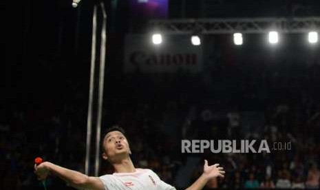 Pebulutangkis Putra Indonesia Anthony Sinisuka Ginting berusaha mengembalikan kok ke pebulutangkis Jepang Kento Momota saat berlaga pada pertandingan semifinal cabang bulutangkis beregu putra Asian Games 2018 di Istora Senayan, Jakarta, Selasa (21/8).