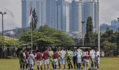 Pemain Persib Bandung mengikuti sesi latihan di Sasana Olahraga Ganesha (Saraga) ITB, Kota Bandung, Jumat (19/4).