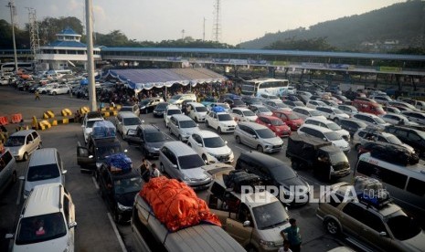 Kendaraan roda empat mengantri untuk memasuki kapal di Pelabuhan Merak, Banten Sabtu (1/6).