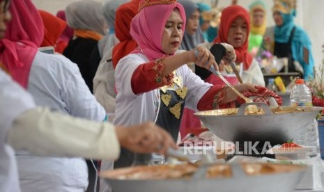 Sejumlah peserta mengikuti lomba masak Randang pada acara Festival Nusantara Marandang 2018 di Kawasan Gelora Bung Karno,Senayan, Jakarta, Ahad (2/12).