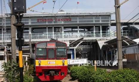 Kereta KRL melintas di Stasiun Cakung yang telah di lakukan modernisasi, Jakarta, Selasa (9/10).