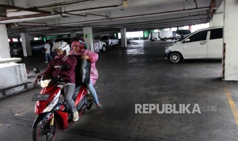 Pengendaran motor melintas di area parkiran Blok F Pasar Tanah Abang, Jakarta. (ilustrasi)