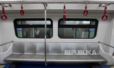 Kereta light rail transit (LRT) saat uji coba di Stasiun LRT Velodrome, Jakarta, Rabu (15/8).