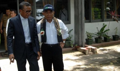 Menteri Pendidikan dan Kebudayaan Muhadjir Effendy (kanan) berbincang dengan Gubernur Sulsel Nurdin Abdullah (kiri) saat akan meninjau pelaksanaan Ujian Nasional Berbasis Komputer (ilustrasi)