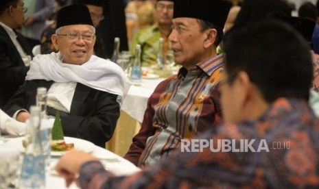 Ketua Umum MUI KH Ma'ruf Amin berbincang dengan Menkopolhukam Wiranto saat acara silahturahim dalam rangka milad ke-75 KH Ma'ruf Amin di Jakarta, Senin (12/3) malam.