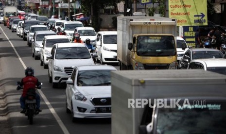 Antrean kendaraan saat penerapan satu arah (One way) di ruas Jalan Raya Puncak, Bogor, Jawa Barat, Sabtu (23/12).