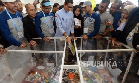 Calon Wakil Presiden Nomor Urut 02 Sandiaga Uno saat menyumbang buku pada acara Islamic Book Fair 2019 di Jakarta Convention Center, Jakarta, Ahad (3/3).