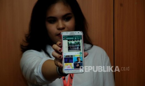 Pegawai Kemkominfo memperlihatkan gambar GIF berisi konten pornogragi yang ada di aplikasi Whatsapp  (Ilustrasi).