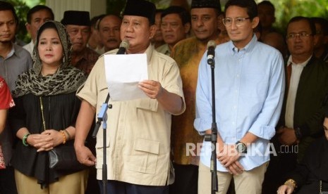 Pasangan Capres dan Cawapres No 02 Prabowo Subianto-Sandiaga Uno memberikan keterangan terkait hasil final rekapitulasi nasional KPU di Kertanegara, Jakarta, Selasa (21/5).