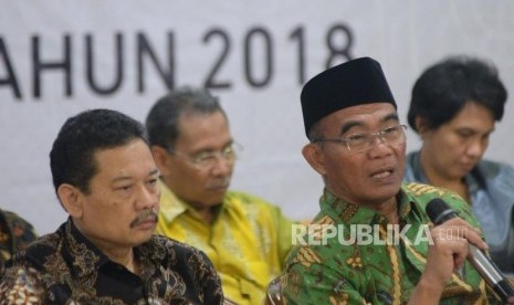 Menteri Pendidikan dan Kebudayaan Muhadjir Efendi memberikan keterangan terkait capaian kinerja Kemendikbud 2017 dan rencana kerja tahun 2018 di kantor Kemendikbud.