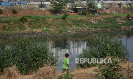 Sejumlah anak bermain dikawasan sungai Ciliwung yang menyusut akibat kemarau panjang, di Kawasan Banjir Kanal Barat, Jakarta Barat, Selasa (27/8/2019).