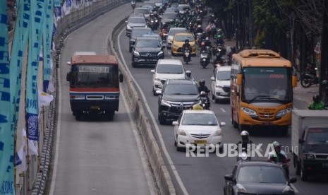 Pengendara menerobos jalur bus Transjakarta di kawasan Mampang, Jakarta, Rabu (18/9/2019).