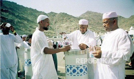  Meminum air zamzam di Arafah.