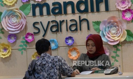 Aktivitas perbankan di Bank Syariah Mandiri KC Jakarta Thamrin, Jumat (3/11).