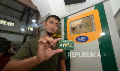 Pengurus Masjid memperlihatkan ATM beras baznas. (Ilustrasi)