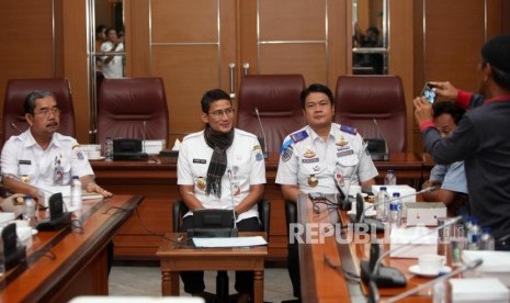 Wakil Gubernur DKI Jakarta Sandiaga Uno bersama Kepala Dinas Perhubungan DKI Jakarta Andri Yansyah saat menemui perwakilan sopir angkot jurusan Tanah Abang di Balai Kota, Jakarta, Rabu (31/1).