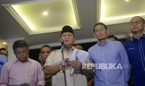 Calon Presiden dan Calon Wakil Presiden nomor urut 02 Prabowo Subianto dan Sandiaga Uno bersama para partai koalisi  memberikan keterangan terkait putusan MK tentang perselisihan hasil pemilihan umum (PHPU) Pilpres 2019 di Kertanegara, Jakarta Selatan, Kamis (27/6).