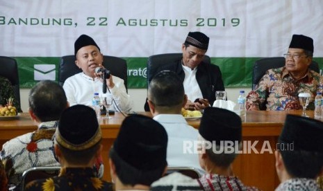 Ketua PWNU Jabar KH Hasan Nuri Hidayatullah (kiri) memberikan sambutan saat Soft Launching dan Pelantikan Pengurus Pusat Halal Nahdlatul Ulama Jawa Barat (PHNU) yang bertajuk Meneguhkan Jawa Barat Sebagai Provinsi Halal, di Kantor PWNU Jawa Barat, Jalan Galunggung, Kota Bandung, Kamis (22/8).