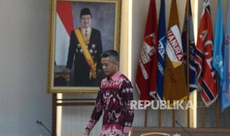 Komisioner KPU Wahyu Setiawan bersiap memimpin rapat bersama perwakilan parpol di Kantor KPU, Jakarta, Rabu (27/2).