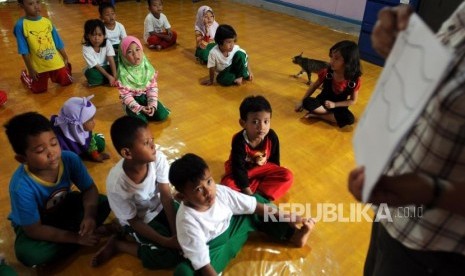 Sejumlah anak-anak saat belajar sambil bermain di sekolah.