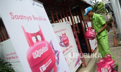 Uji Coba Pasar Bright Gas. Petugas mengeluarkan Bright Gas tigakilogram (kg) non subsidi saat uji coba pasar di SPBU Coco di Jakarta, Selasa (3/7).