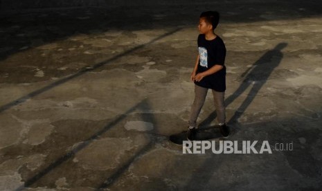 Anak-anak bermain skateboard di Skatepark Slipi, Jakarta, Kamis (8/8).