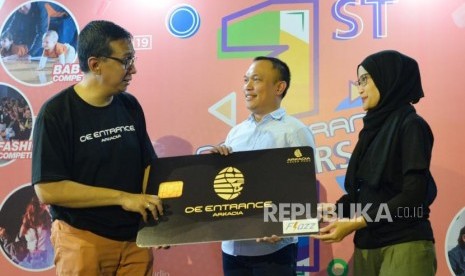 GM Loka Mampang Indah Realty Agus Sumitro (kiri) bersama Deputy GM Loka Mampang Realty Planiar Y. Budhi (kanan) dan Kepala Cabang BCA Arkadia Toga Sinaga berbincang saat acara ulang tahun perdana De Entrance sekaligus launching kartu De Card Flazz di Jakarta, Sabtu (24/8).