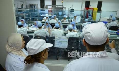 Delegasi Tunisia dan Maroko melihat proses pengemasan vaksin di Bio Farma, Kota Bandung, Selasa (28/8).