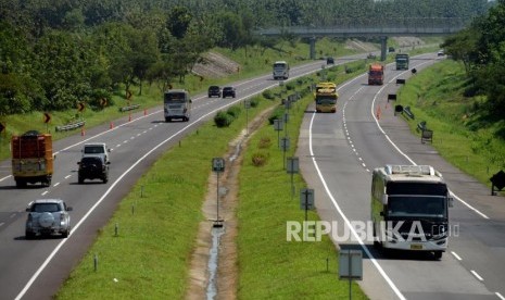 Sejumlah kendaraan melintasi Jalan Tol Cipali. Pengendara mobil diimbau tidak mengebut di Tol Cipali.