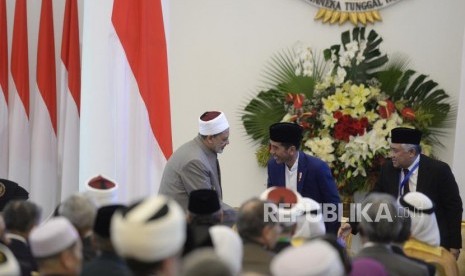 President Joko Widodo delivers his speech in the opening of the High-level Consultation of Muslim Ulema and Scholars on Moderate Islam at Bogor Palace, West Java, on Tuesday (May 1).