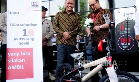 Penyidik Senior KPK Novel Baswedan (kanan) berbincang dengan Ketua KPK Agus Rahardjo (kiri) di Gedung KPK, Jakarta, Jumat (27/7).