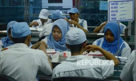 Pekerja melakukan pengemasan vaksin di laboratorium PT Bio Farma, Kota Bandung, Selasa (28/8).