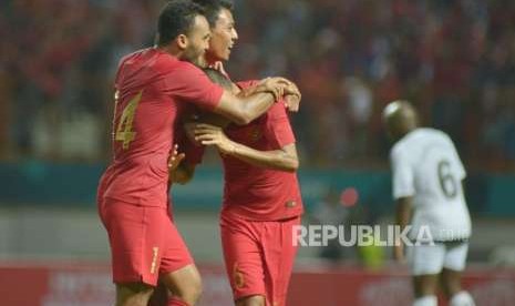 Pesepakbola Indonesia Evan Dimas Darmono (kanan), Rizki Rizaldi Pora (kiri) dan Dedik Setiawan (tengah) berpelukan usai memasukan bola ke gawang Timnas Mauritius pada laga persahabatan di Stadion Wibawa Mukti, Cikarang, Bekasi, Jawa Barat, Selasa (11/9).