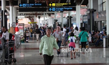 Suasana keberangkatan penumpang di Terminal 1 Bandara Soekarno-Hatta, Jakarta, Selasa (26/12).