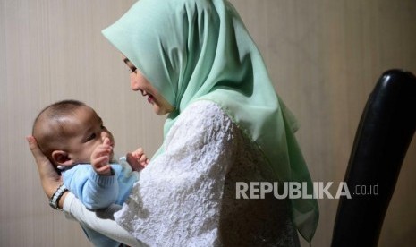 Wanita menggendong bayi, wanita menyusui