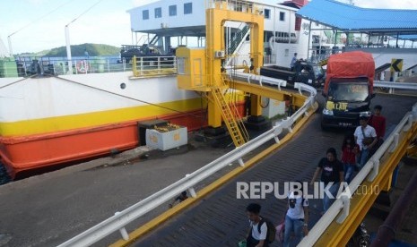 Kendaraan memuruni kapal usai melakukan penyebrangan di Pelabuhan Bakauheni, Lampung, Kamis (2/5).