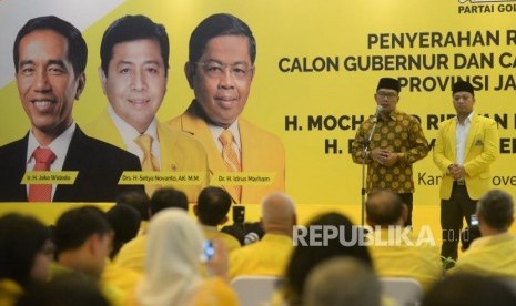 Walikota Bandung Ridwan Kamil dan Politikus Golkar Daniel Mutaqien Syafiuddin memberikan sambutan pada acara penyerahan rekomendasi Calon Gubernur dan Wakil Gubernur Provinsi Jawa Barat di DPP Partai Golkar, Jakarta (Ilustrasi)