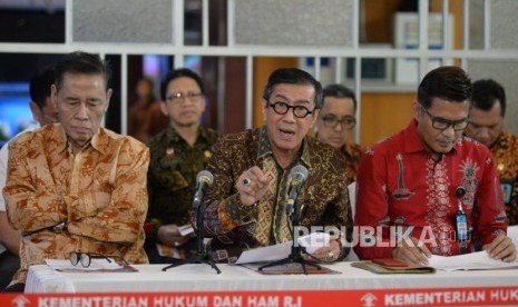 Menteri Hukum dan HAM Yasonna Laoly memberikan keterangan pers di Jakarta, Jumat (20/9).