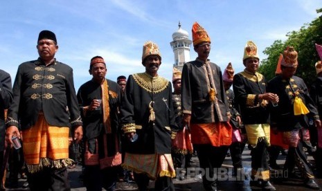 Warga mengikuti pawai adat di Banda Aceh, beberapa waktu lalu. (zarqoni/antara)